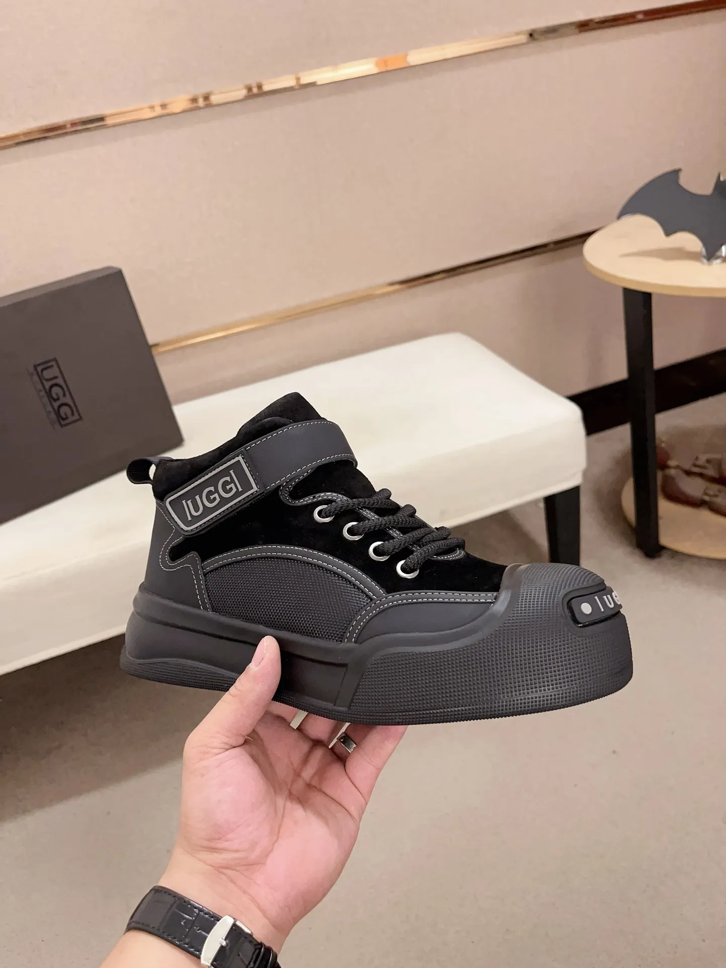 Factory Price: 380 Men's Men's Shoes💰North American Men's Shoes Ugg ☃️In the special sale of new high-quality men's shoes and snow boots in autumn and winter, the nemesis of extreme cold weather! Made of cowhide leather, merino wool lining, and original outsole, whether driving, outdoor or daily wear, there is always one that suits you! Code number 39-44